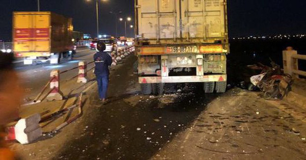 Hà Nội: Container nghi mất lái tông một loạt xe máy trên cầu Thanh Trì rớt xuống sông, ít nhất 3 người bị thương