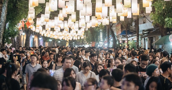 Phố bích họa Phùng Hưng đông kinh hoàng đêm trước Trung thu: Lúc đi hết mình lúc về hết hồn!