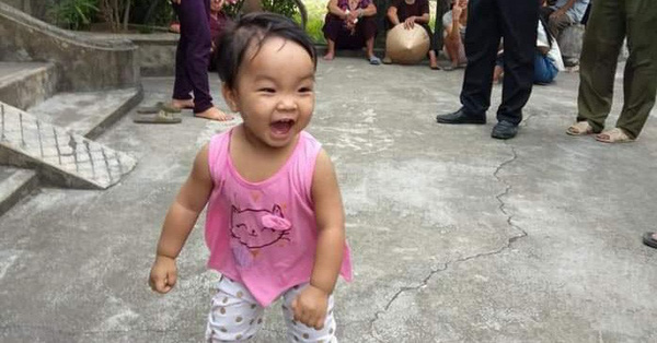 Bé gái xinh xắn bị mẹ bỏ ở chùa để “đi lấy chồng” giờ ai nuôi?