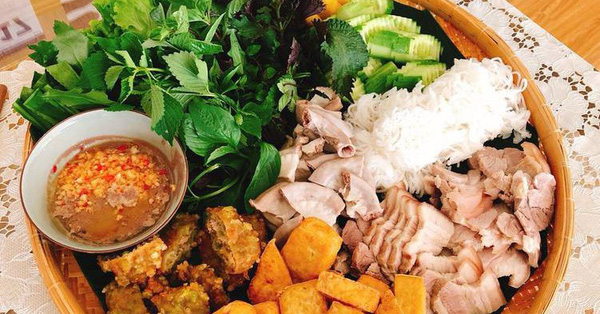 Ăn bún đậu 'full topping' khu phố cổ, cô nàng tức giận khi bị tính giá trên trời, nhưng nhìn con số dân mạng lại bĩu môi