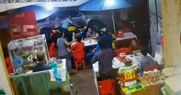 Khởi tố Xã đội trưởng và thuộc cấp đập xe của Bộ Công an