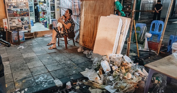 Trung thu đi qua để lại bãi rác 'siêu to khổng lồ' ở khu chợ truyền thống Hà Nội