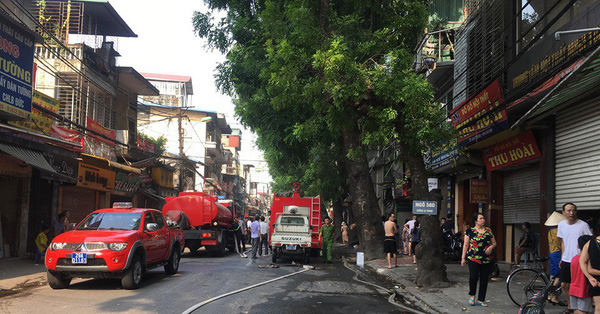 Hà Nội: Cháy cửa hàng trên phố Đê La Thành, hàng chục người nhảy xuống mái tôn nhà hàng xóm để thoát thân